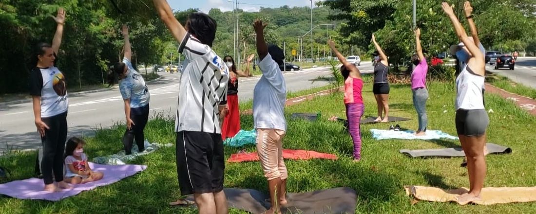 AULA DE YOGA SOLIDÁRIO AO AR LIVRE