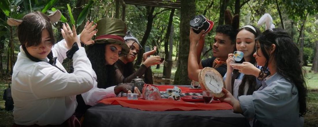 Espetáculo Alice no País das Trevas